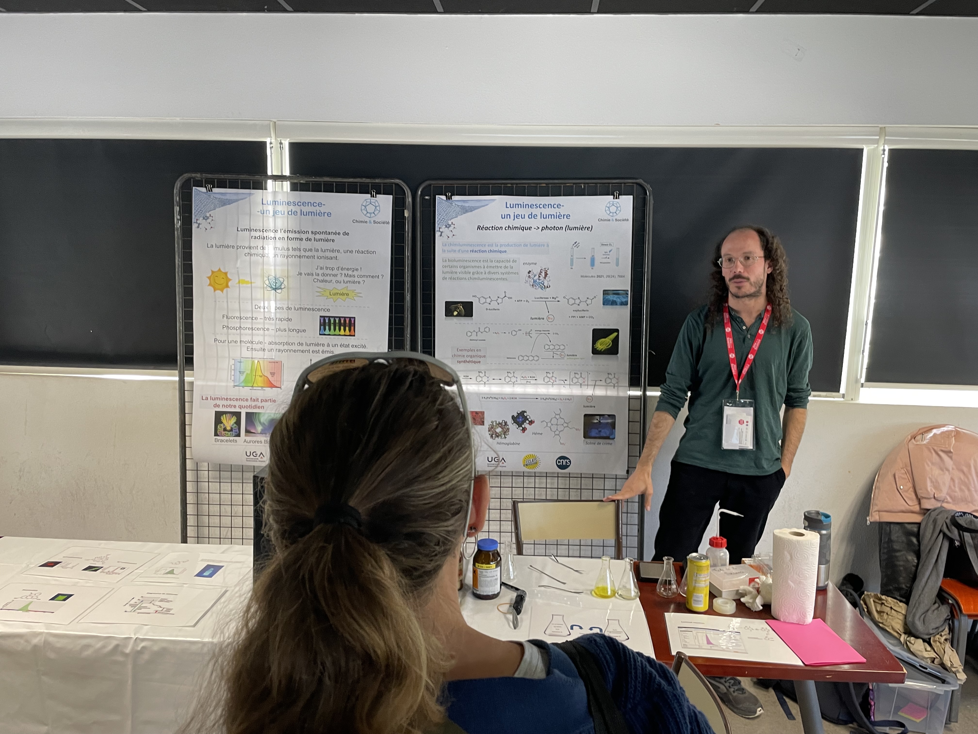 Eder présente la luminescence aux jeunes 