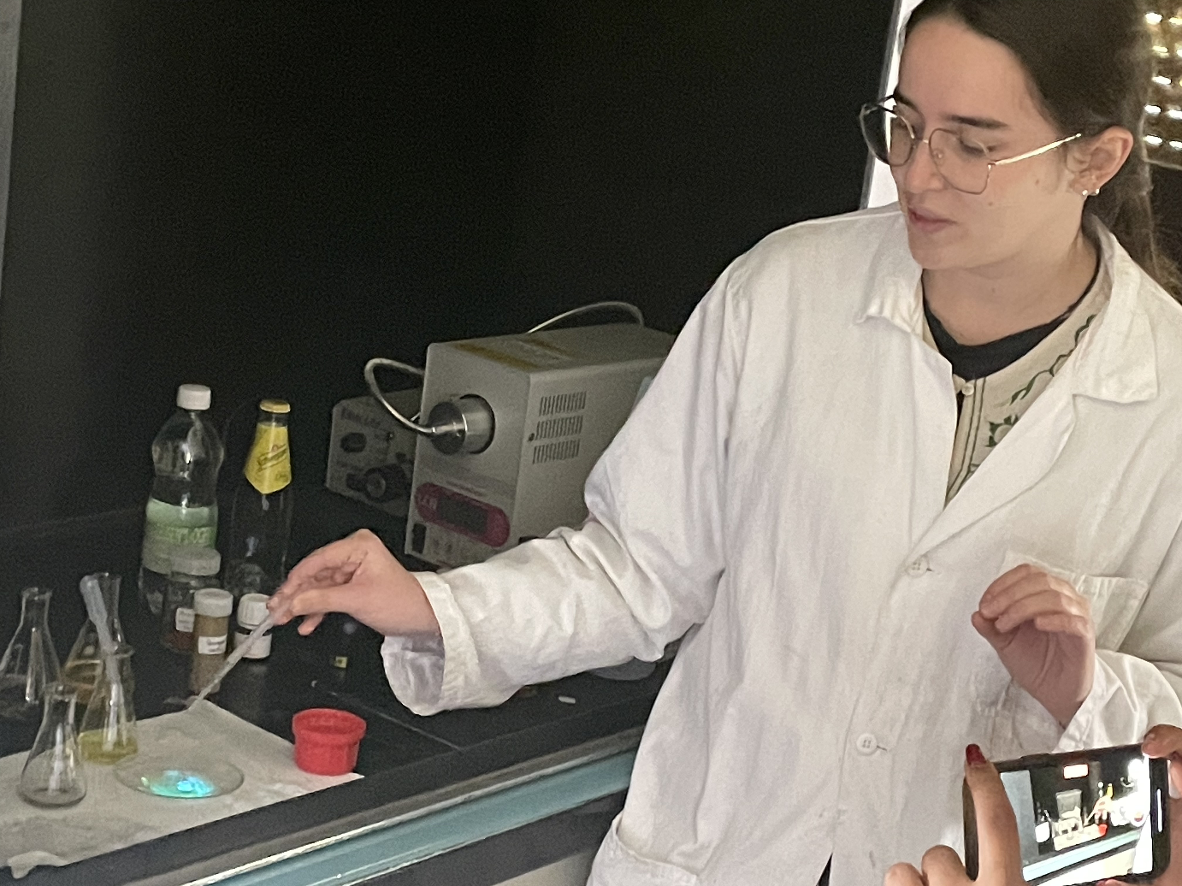 Anne-Aurore montre le luminol aux élèves