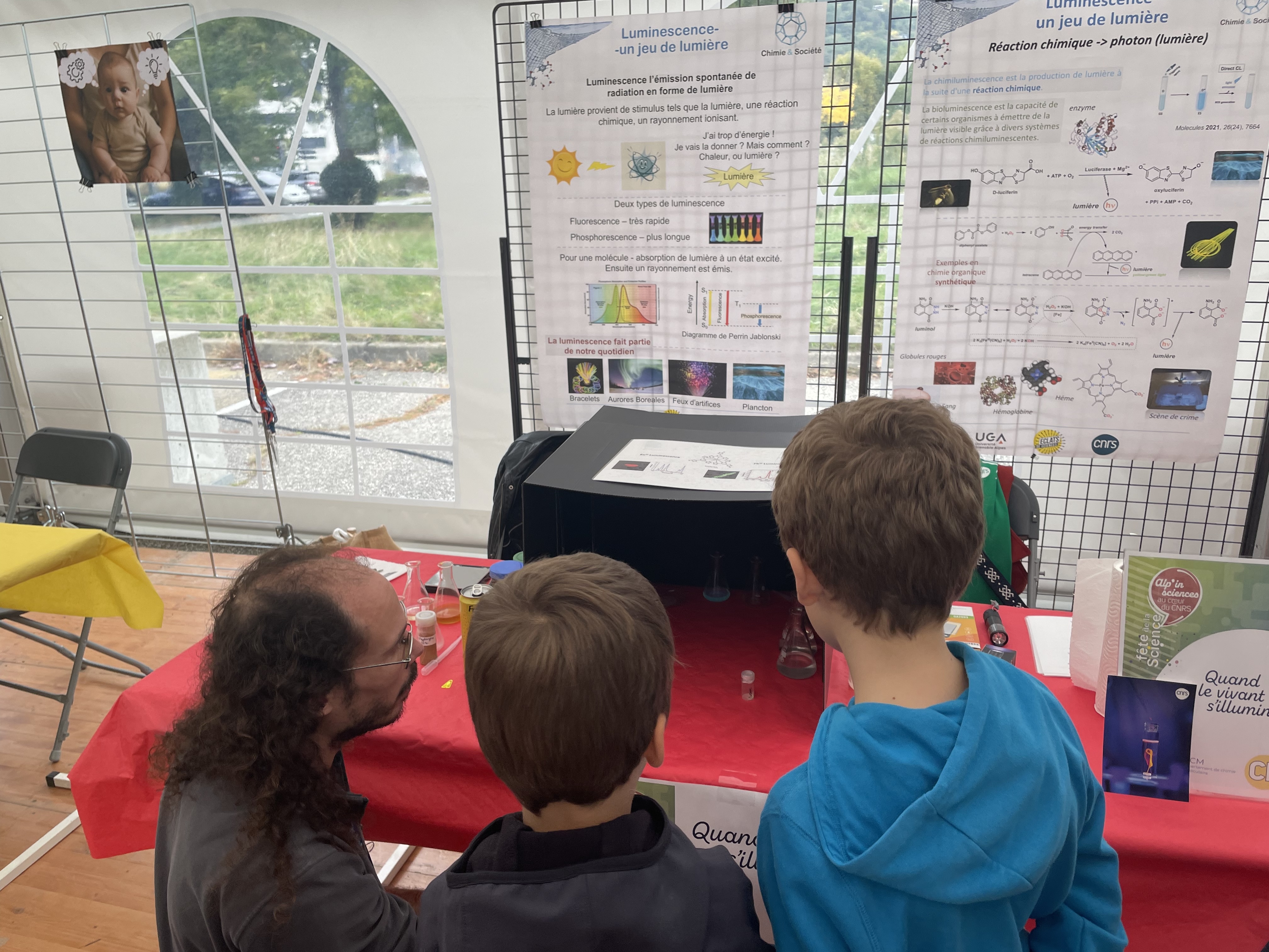 Eder démontre la luminescence aux enfants
